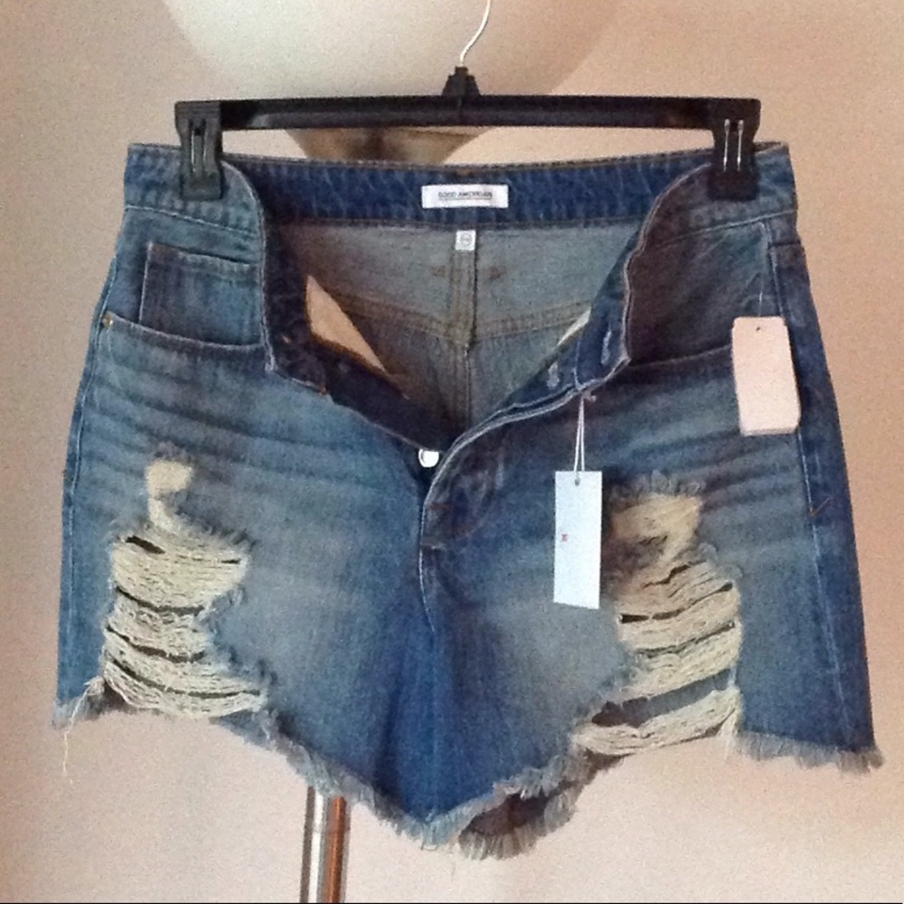 🔴 Good American - The Bombshell Distressed Shorts